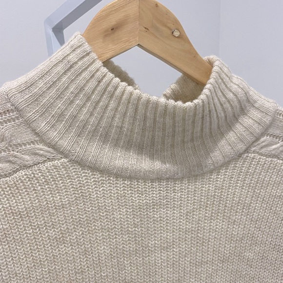 NWT! 🤍 Cable Knit Detail Sweater - Picture 3 of 10